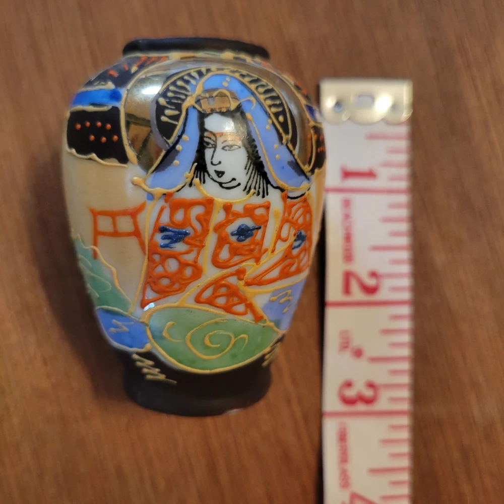 Vintage Moriage Style Small Vase ~ Made in Japan ~ Hand-painted detail ~ Pretty!